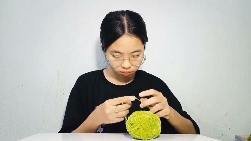 Thao Huong Chanel shows how to make red bow