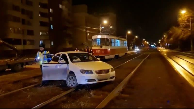 Жительница Самары решила броситься под машину и раздеться