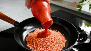 Fügen Sie einfach pürierte Tomaten zu den roten Linsen hinzu! Unglaubliches Rezept!