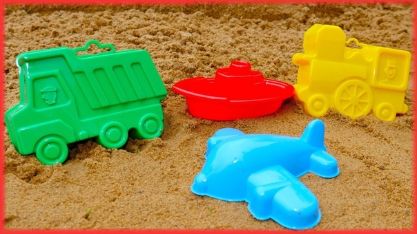 Jouer avec les bacs à sable à la plage. Vidéo éducative sur Youtube pour