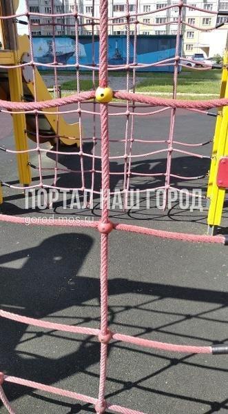 Коммунальщики починили игровой элемент на детской площадке на Покровской Коммунальщики починили игровой элемент на детской площадке на Покровской