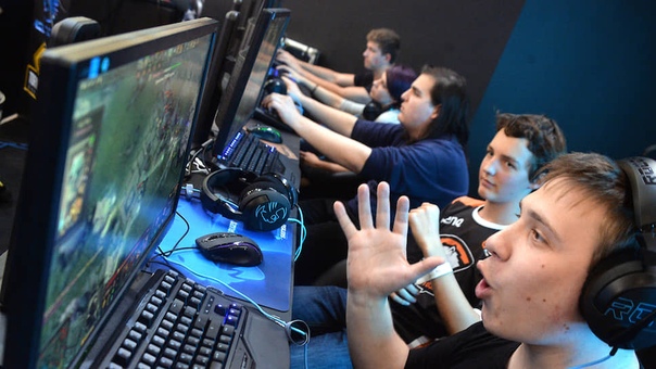 Персональный компьютер макинтош 2000. Арсений горохов первый персональный компьютер. Компьютер 1998 года. Компьютер 1999 года. Пк 486 1995.