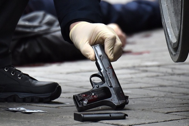 заказной киллер. пистолет застрелил пистолет. заказное убийство картинки. киллер с пистолетом. криминальное оружие.