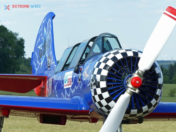 Маленький самолет с пропеллером. Легкомоторный самолет в небе. Самолет с пропеллером в небесах. Zlin 326 винт. Гоночный самолёт red bull.