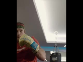 Усик лупит!