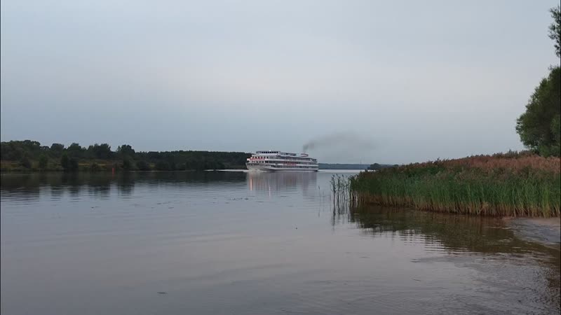 Теплоход Нижний Новгород следует из