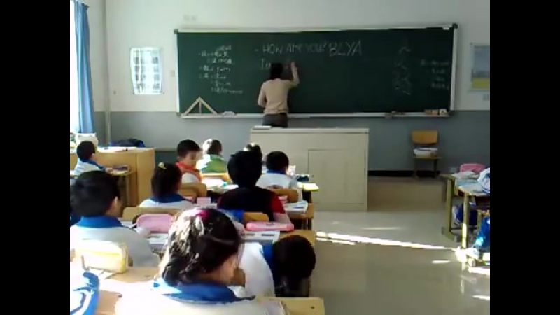 Русская училка ведёт урок английского в