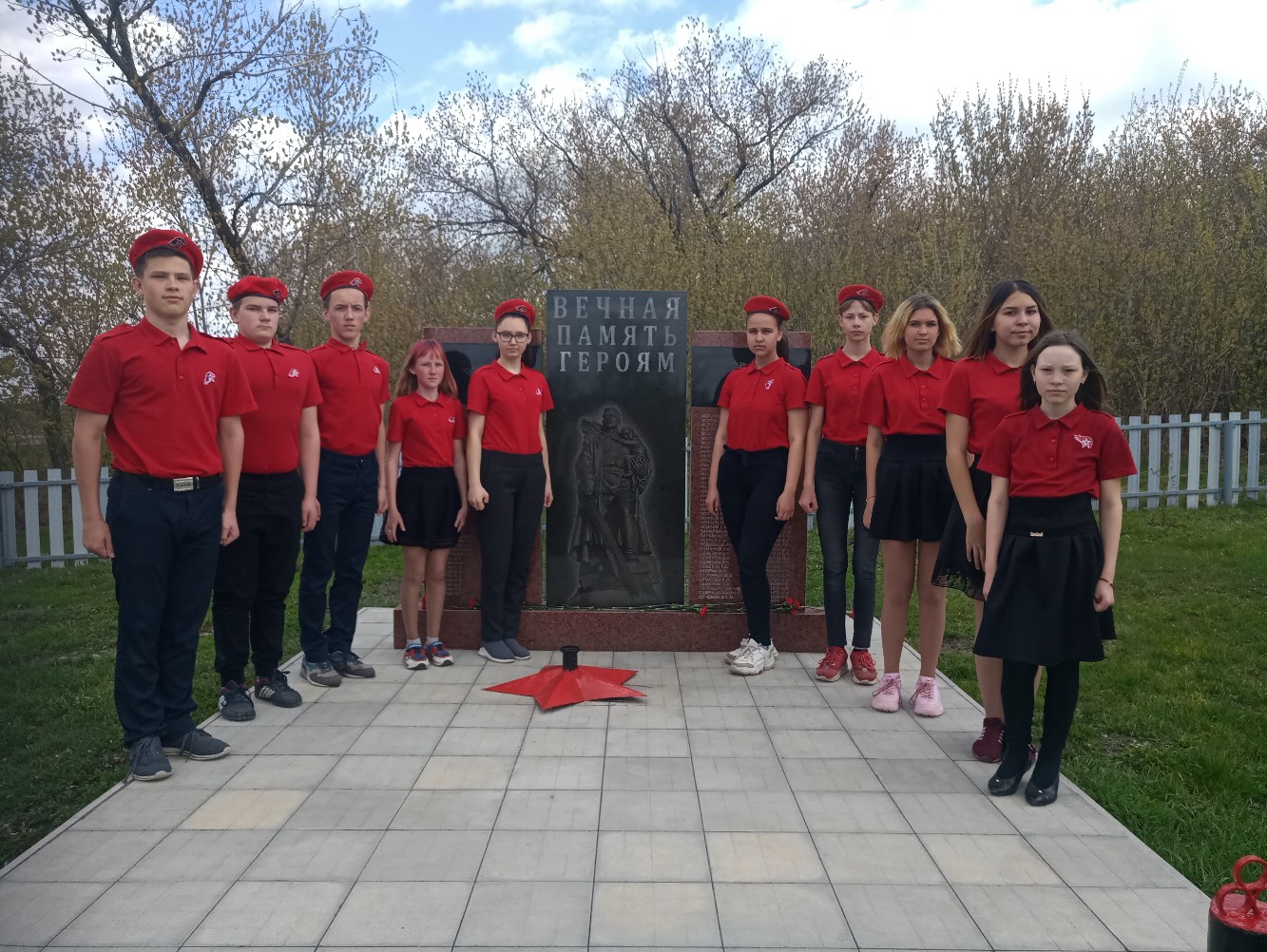 Фото на память около обелиска