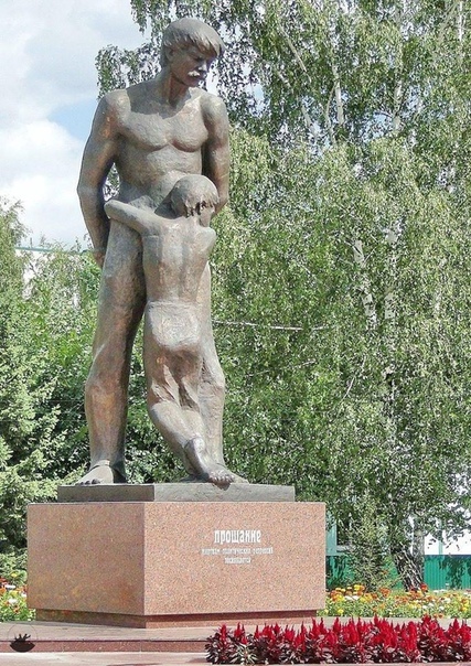 Памятник жертвам политических репрессий барнаул. Памятник в с. Барнаул памятник влюбленному мужчине. Памятник ленину надпись. Женщина осквернила памятник в барнауле.