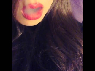 Девушка дымит электронный кальян E shisha