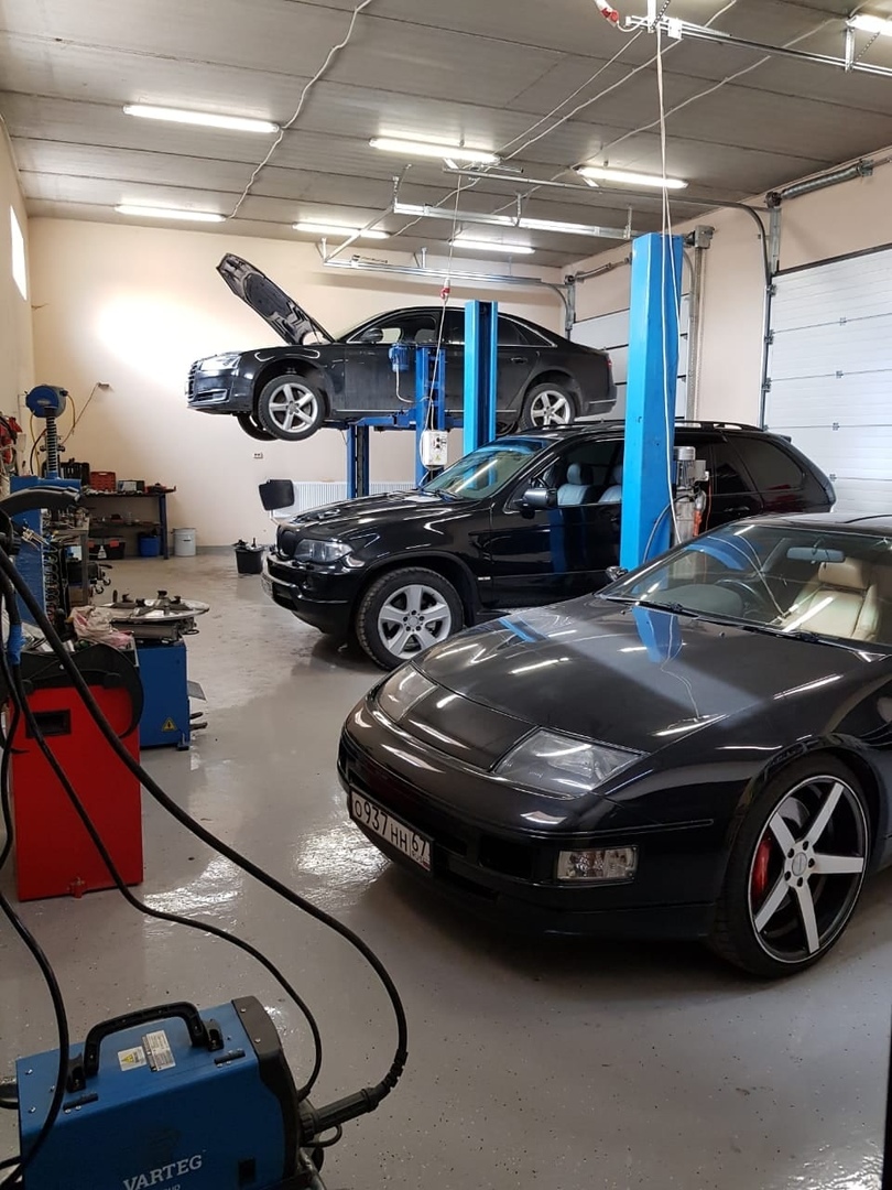 машина в сервисе. фото сервиса по ремонту автомобилей. автосервис в новом городке.